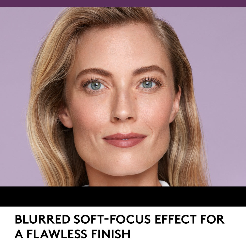 Simply Ageless Skin Blurring Serum in 100 - Transparent. Blurred soft-focus effect for a flawless finish.