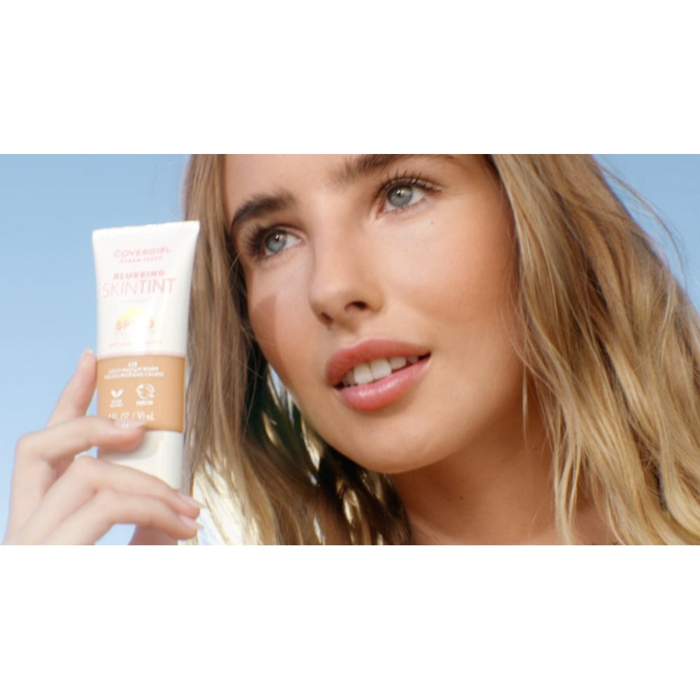 Model holding Clean Fresh Blurring Skin Tint in shade 400 Fair Warm.